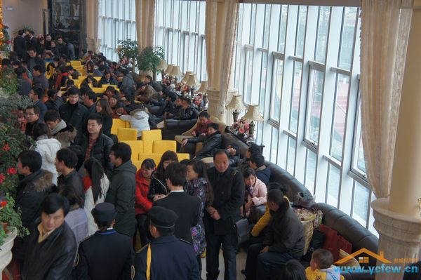 等待选房的客户