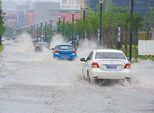 盐城市区暴雨过后积水成河