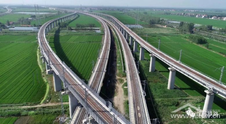 电力机车驶上青盐铁路连盐段进行热滑试验为年底开通运营做准备